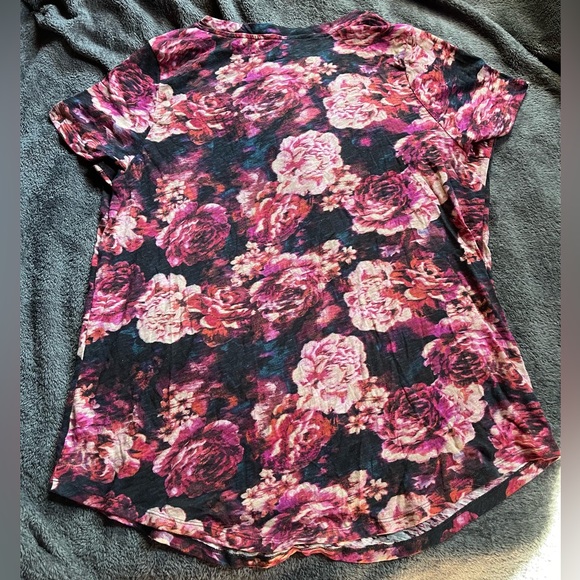 Torrid Floral V-Neck Tee Size 2x - Picture 3 of 6